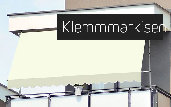 Balkon mit Klemmmarkise zur Beschattung, montiert an der Balkonbrüstung