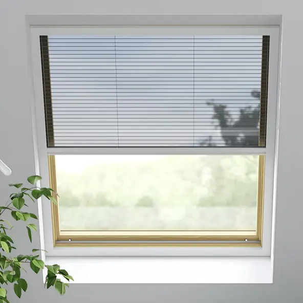 Dachfenster mit Plissee-Rollo, teilweise geschlossen, Pflanze im Vordergrund