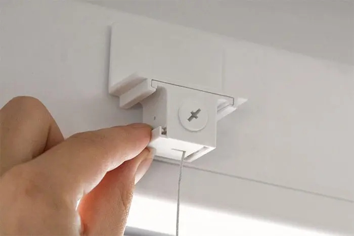 Hand befestigt EasyFix Plissee Klebehalter an Fensterrahmen