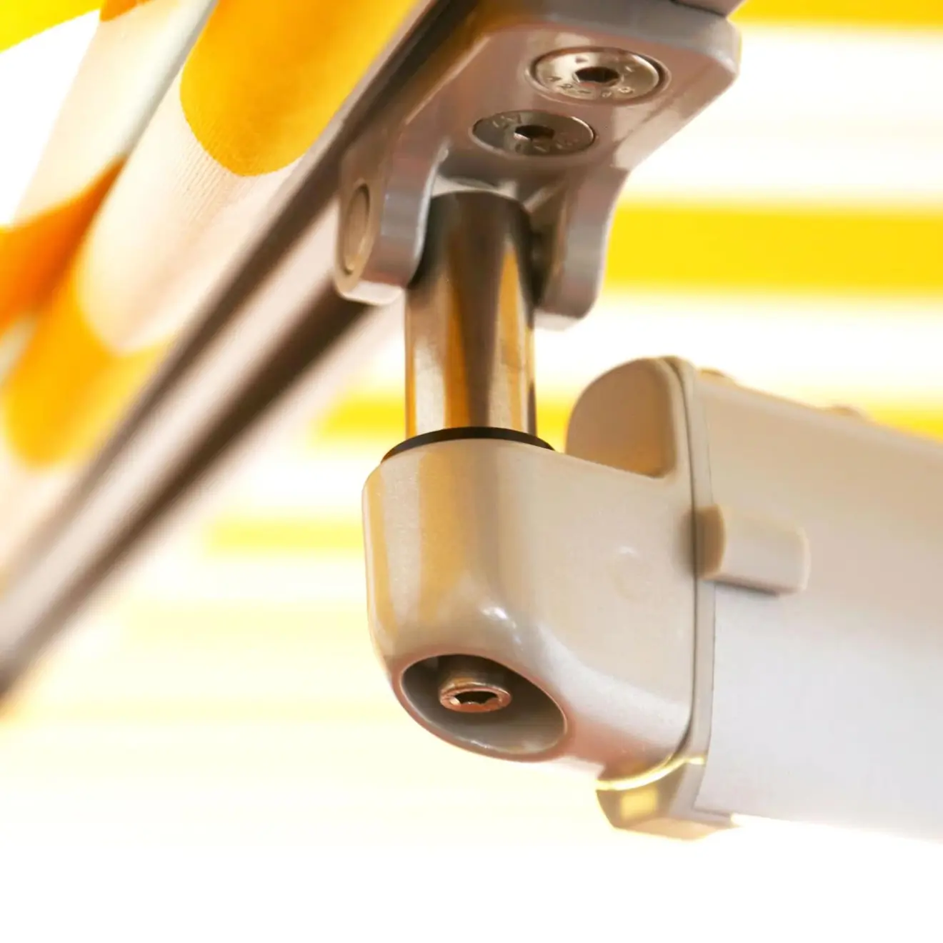 Nahaufnahme eines Gelenks einer offenen Gelenkarmmarkise