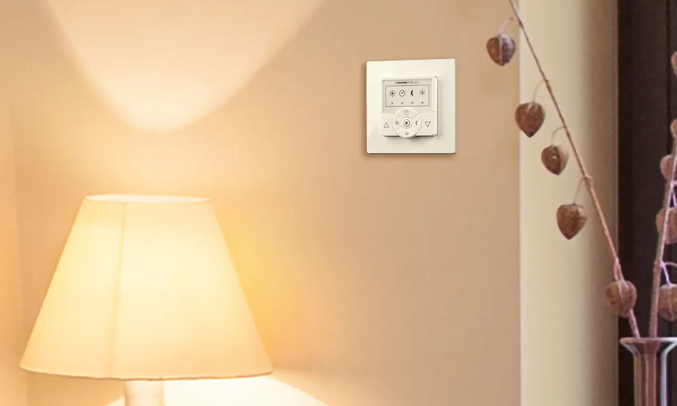 Zeitschaltuhr classic smart an der Wand neben einer Lampe und Dekorationselementen