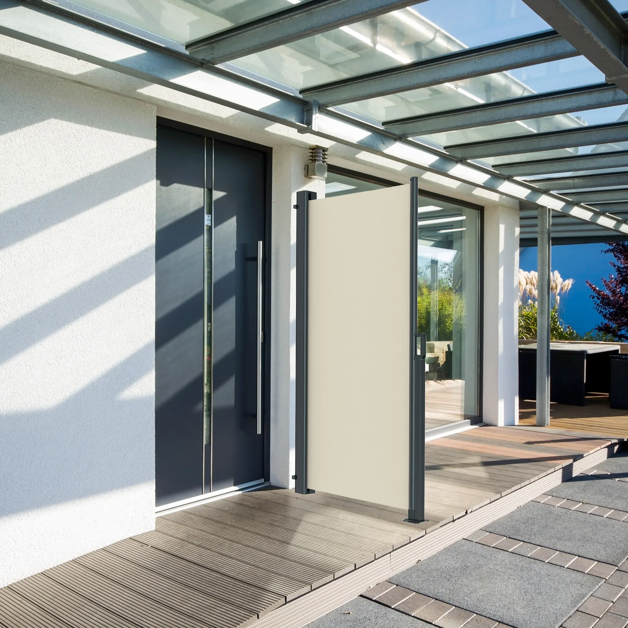 Tenda a caduta su terrazza davanti a porta in vetro, offre protezione della vista e del vento