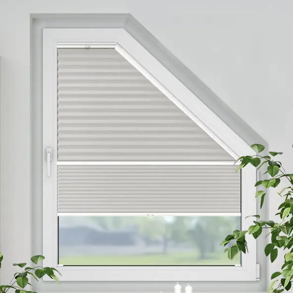 Fenster mit maßgefertigtem Plissee-Rollo in Sonderform, teilweise geöffnet