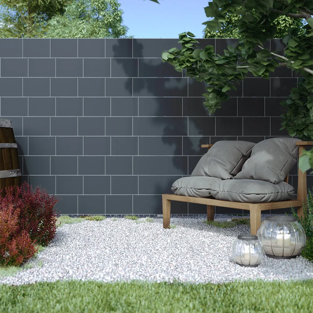 Striscia di protezione in PVC in un giardino con area salotto e piante