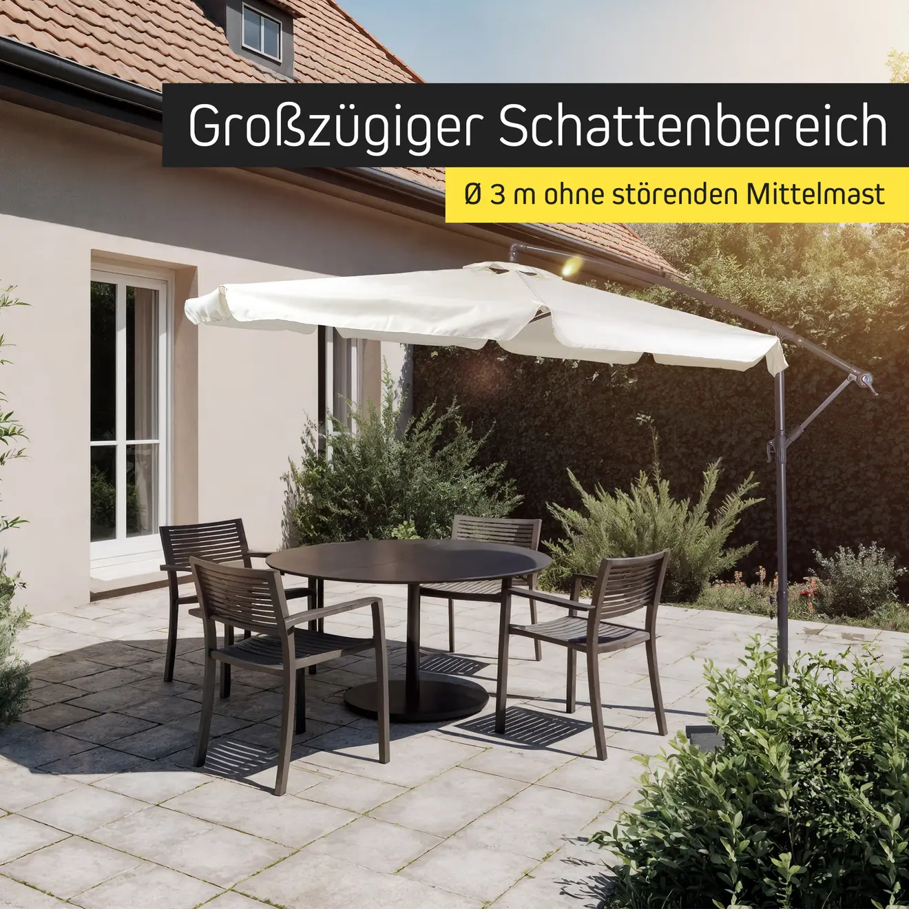 Ampelschirm über Gartentisch auf Terrasse mit Text Großzügiger Schattenbereich Ø 3 m ohne störenden Mittelmast