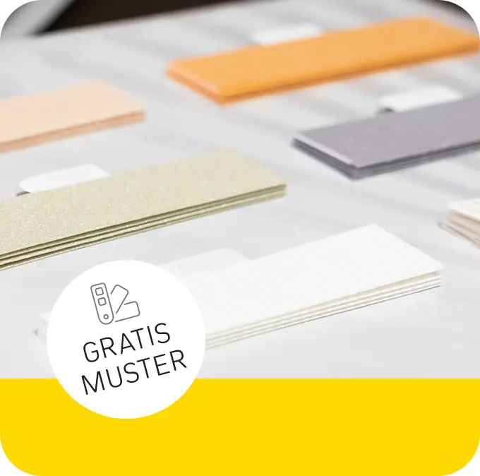 Kostenlose Muster von verschiedenen Materialproben auf einem Tisch, mit Text "Gratis Muster"