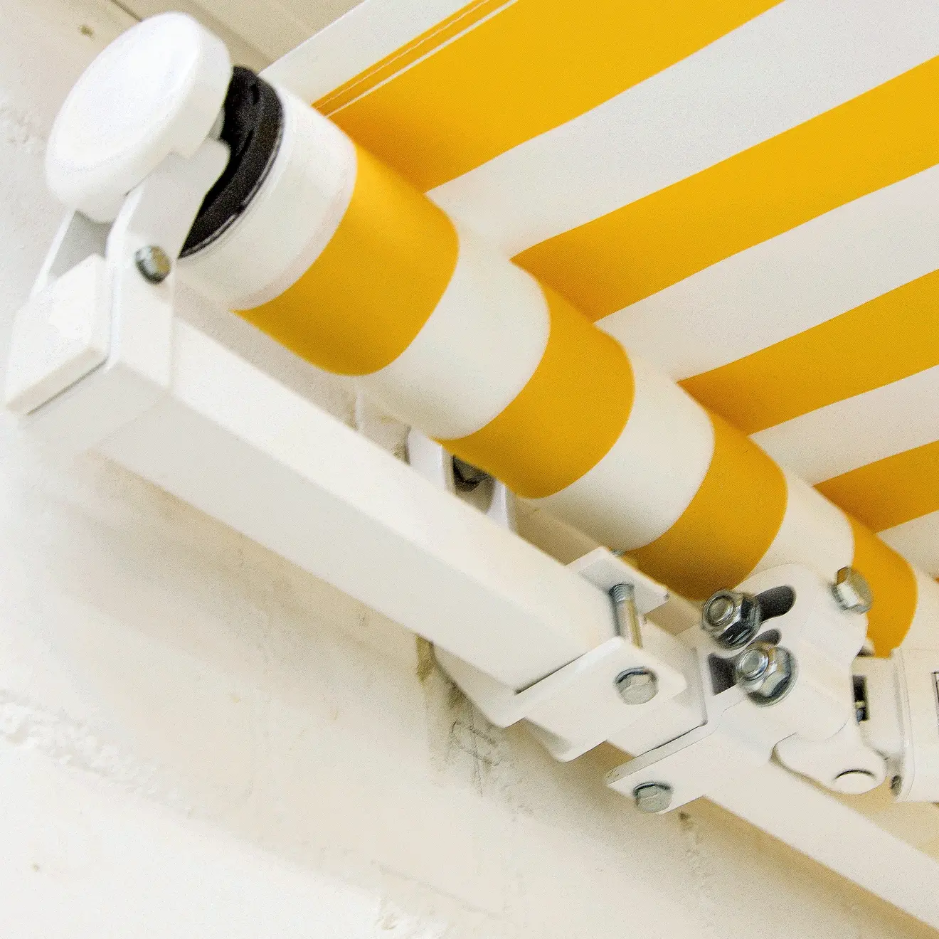 Gelenkarmmarkise Easy, montiert an einer Wand, zeigt Mechanismus und Tuchrolle