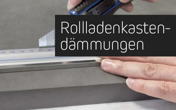Person misst Material für Rollladenkastendämmung mit Lineal und Werkzeug