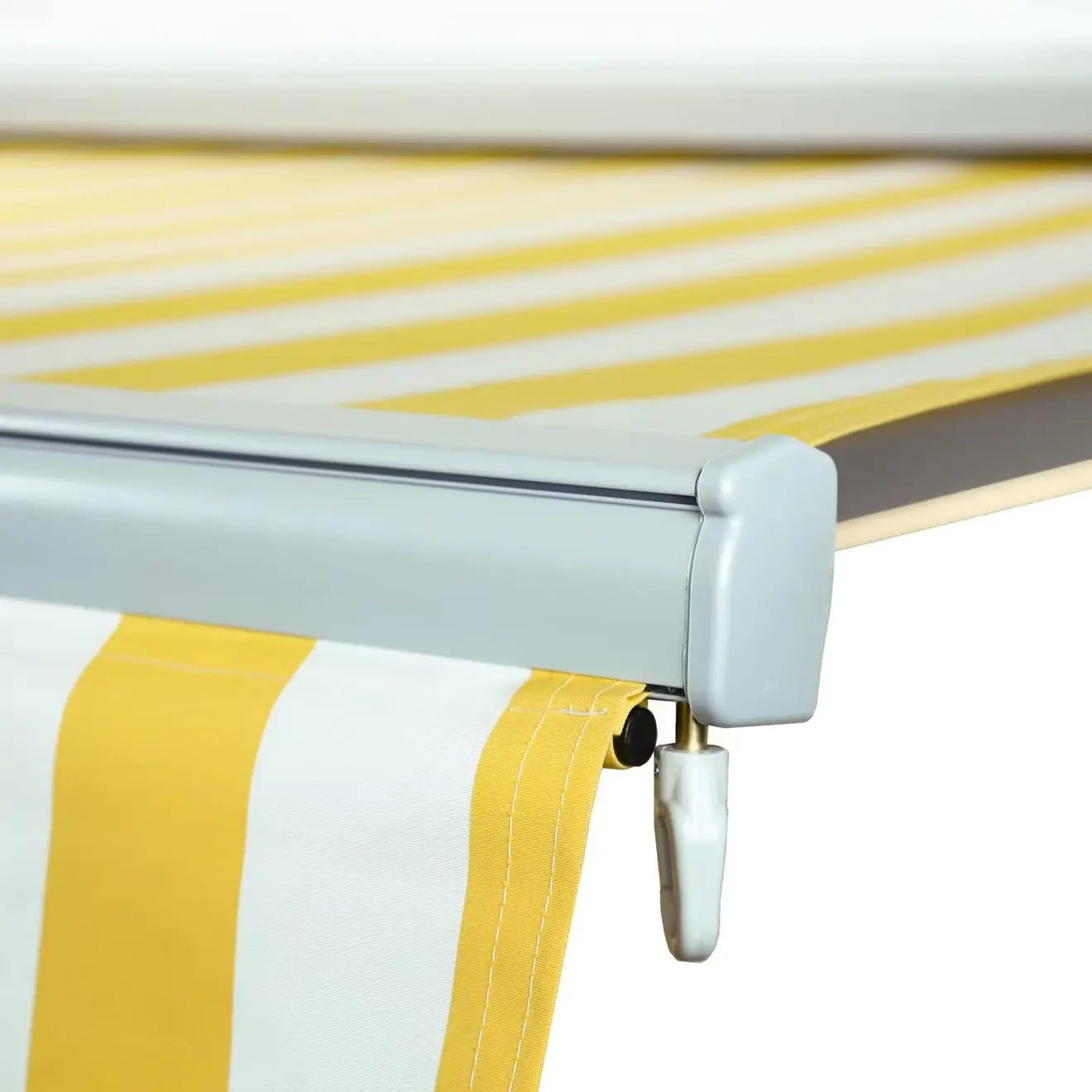 Nahaufnahme einer offenen Gelenkarmmarkise mit Streifenmuster