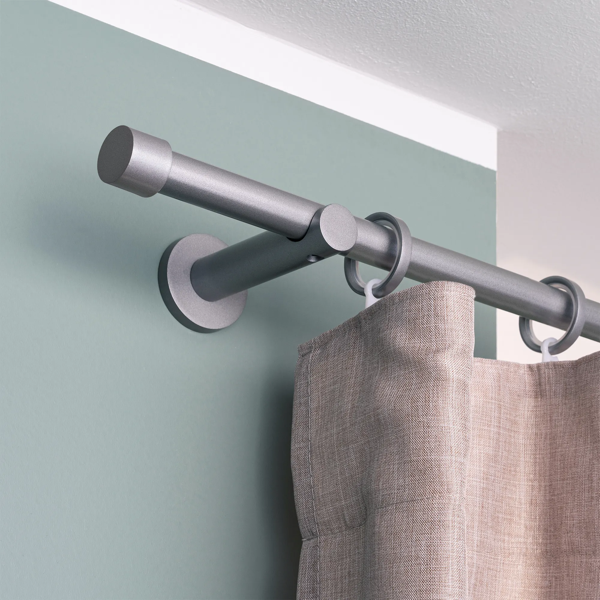 Supporto a parete con bastone per tende e corsia interna, montato a parete con anelli per tende