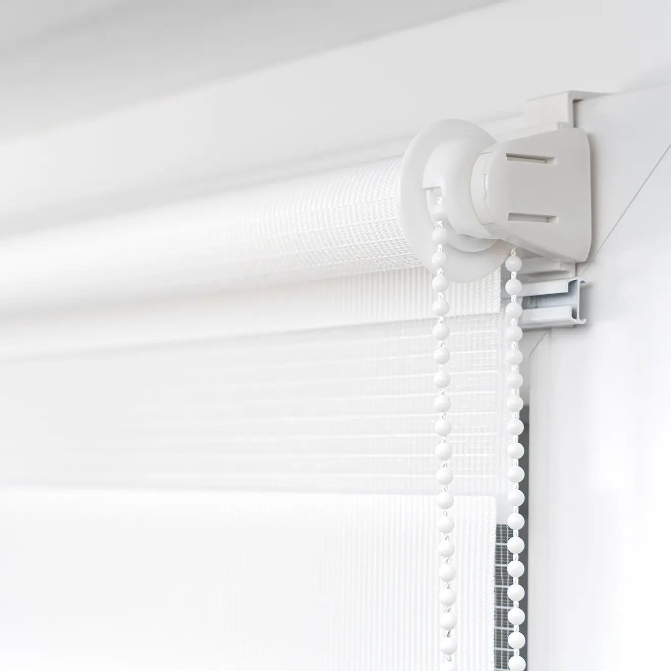 Klemmfix Doppelrollo mit Kettenzug, montiert an einem Fensterrahmen