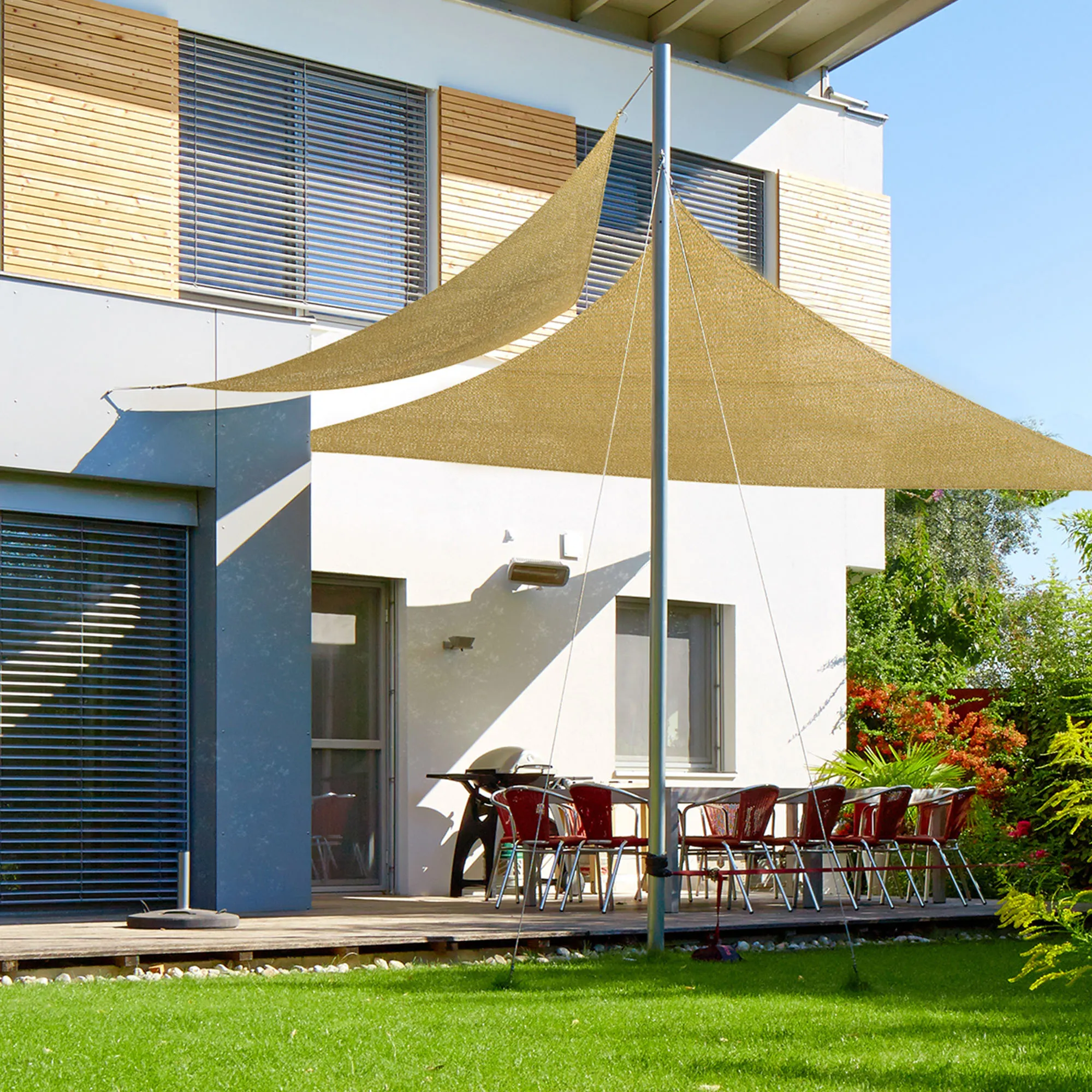 Tenda da sole in HDPE tesa sopra la terrazza, offre ombra e protezione all'aperto