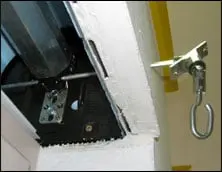 Meccanismo con gancio e leva montato a soffitto.