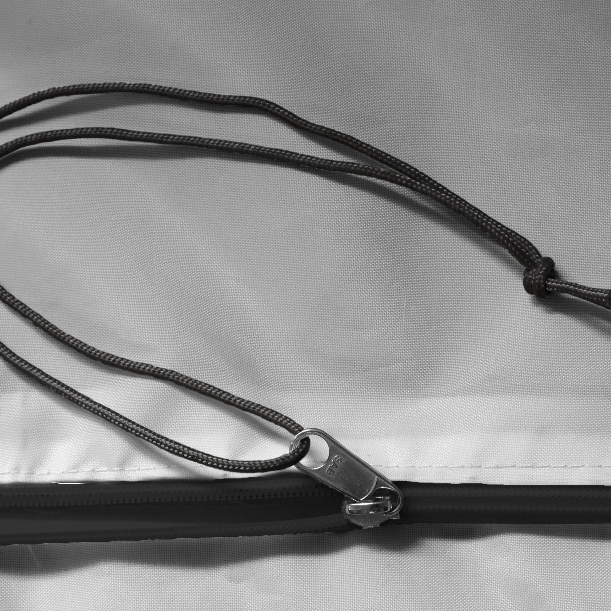 Cerniera e cordino di una copertura per ombrelloni