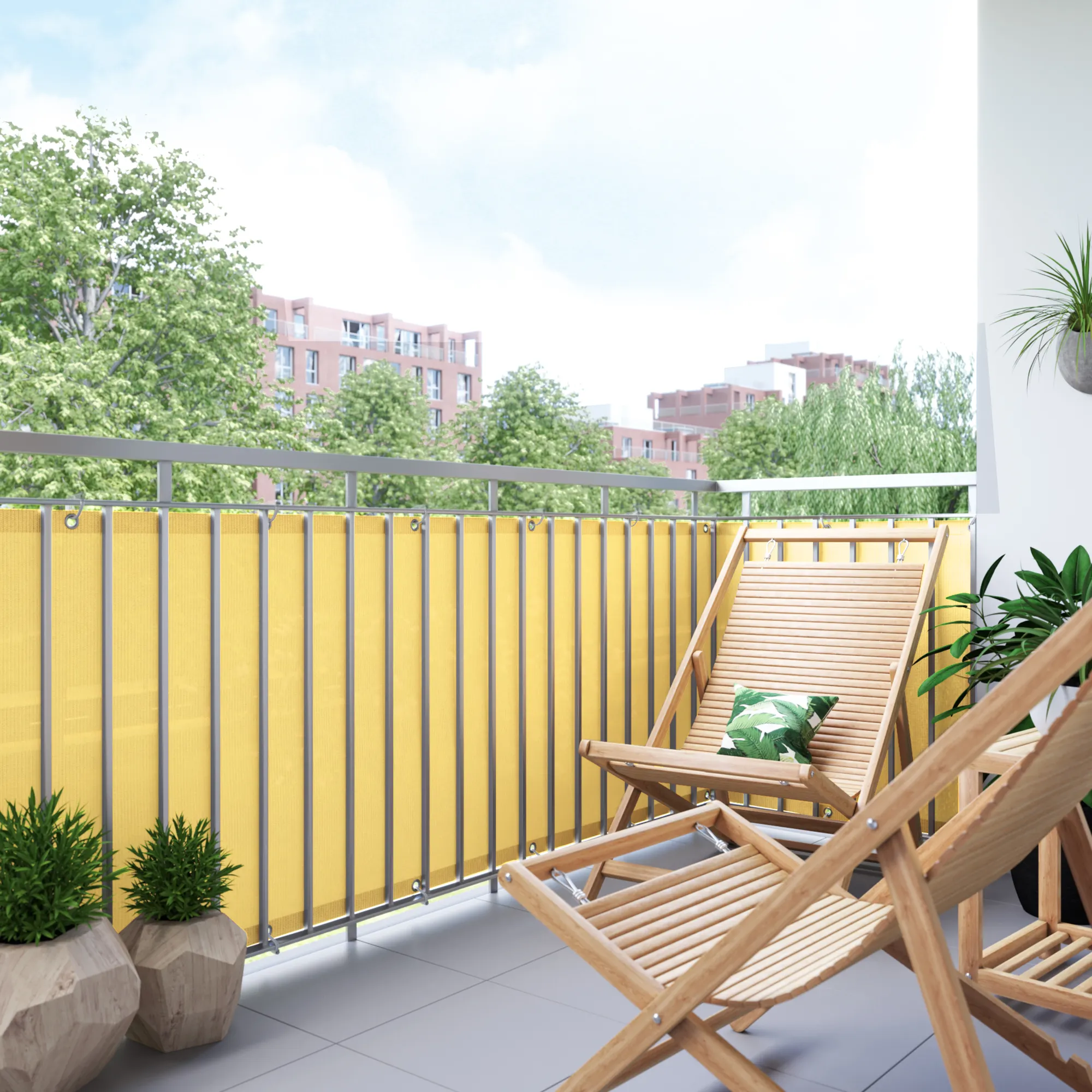 Balcone con rivestimento in materiale traspirante, circondato da piante e sedie