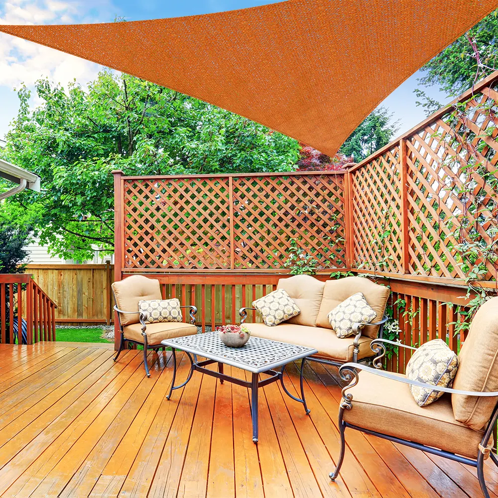 Terrazza con mobili e un telo da sole triangolare traspirante in HDPE sopra