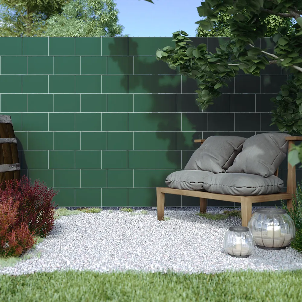 Striscia di protezione in PVC in un giardino con area salotto e piante