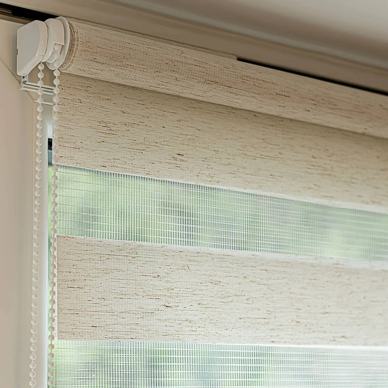 Elektrisches Smart Doppelrollo mit Kettenzug, halbtransparent und blickdicht abwechselnd