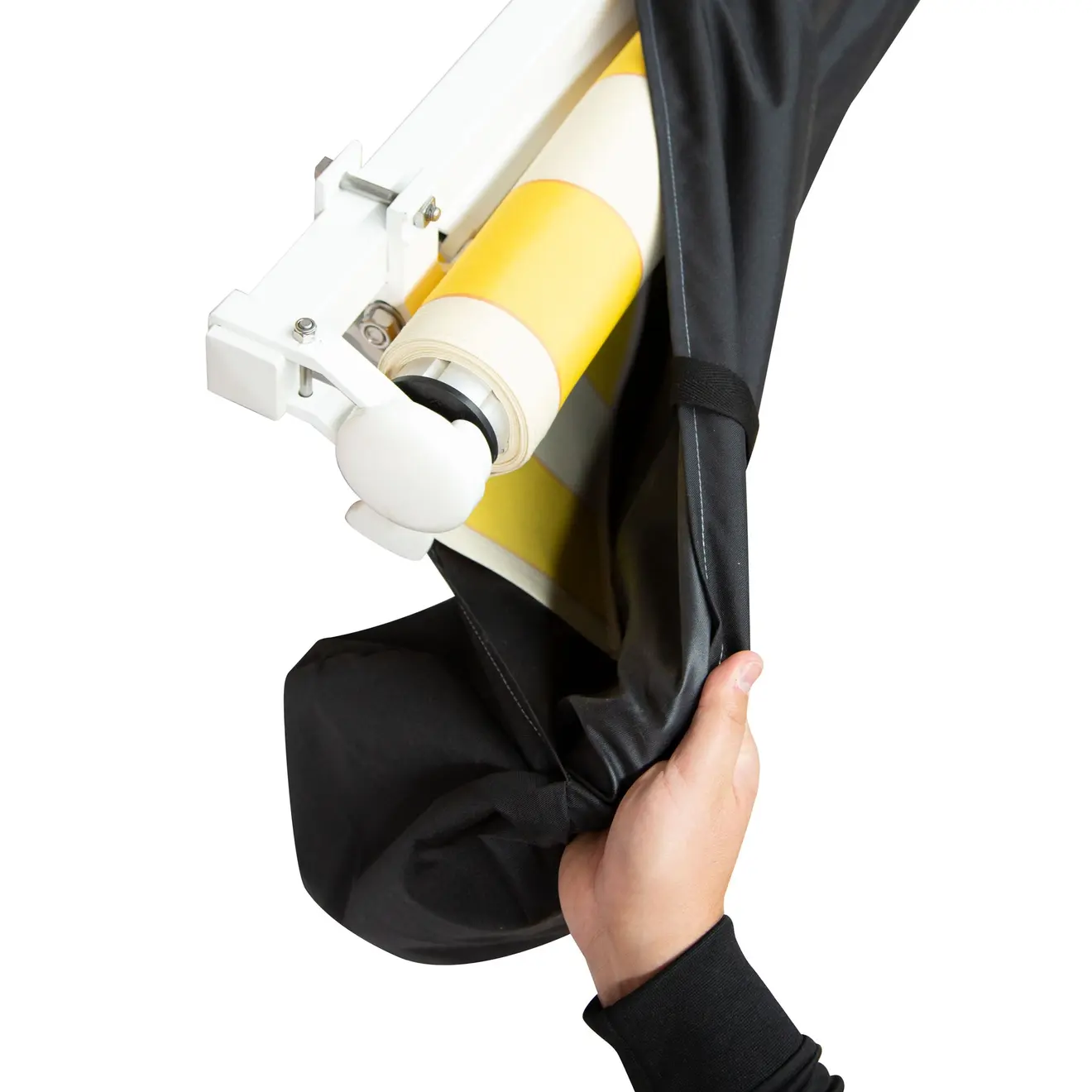 Gelenkarmmarkise Easy, Detailansicht der Mechanik und Stoffrolle, Hand hält den Stoff