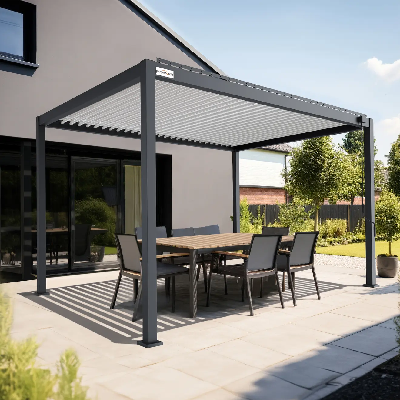Pergola mit Lamellendach über einem Terrassenbereich mit Tisch und Stühlen