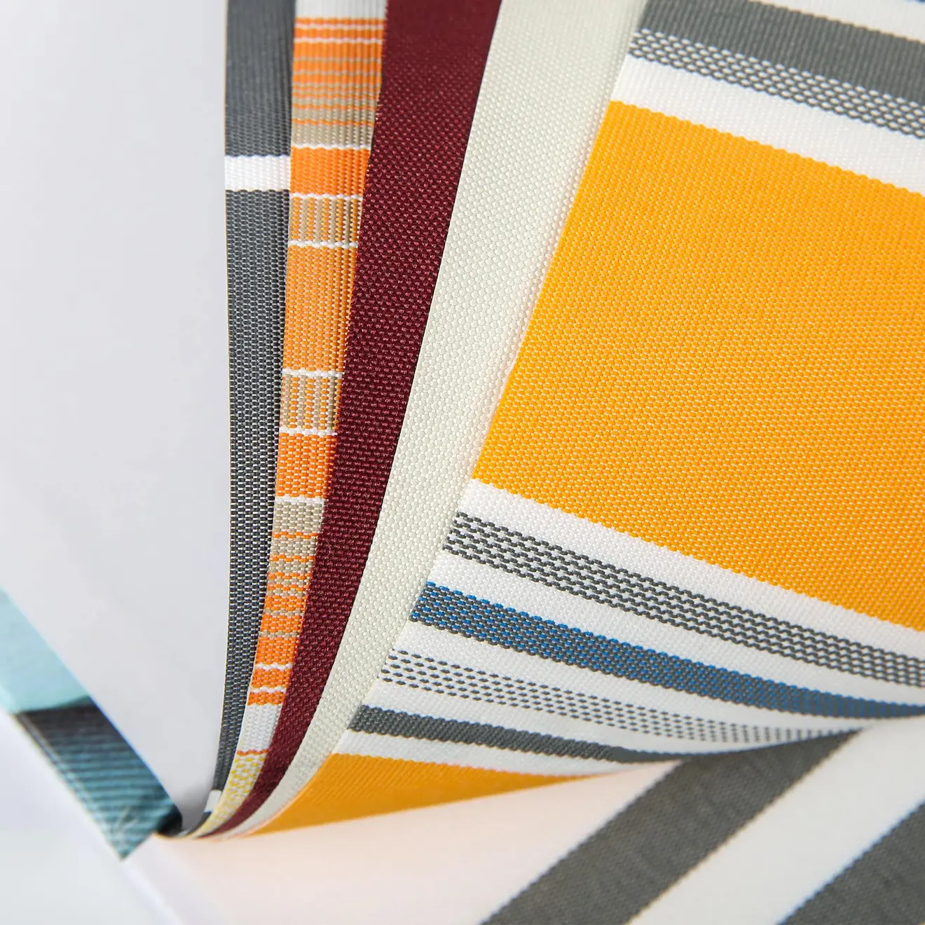 Stoffmuster für Kassettenmarkise Curve 2000, verschiedene Texturen und Designs