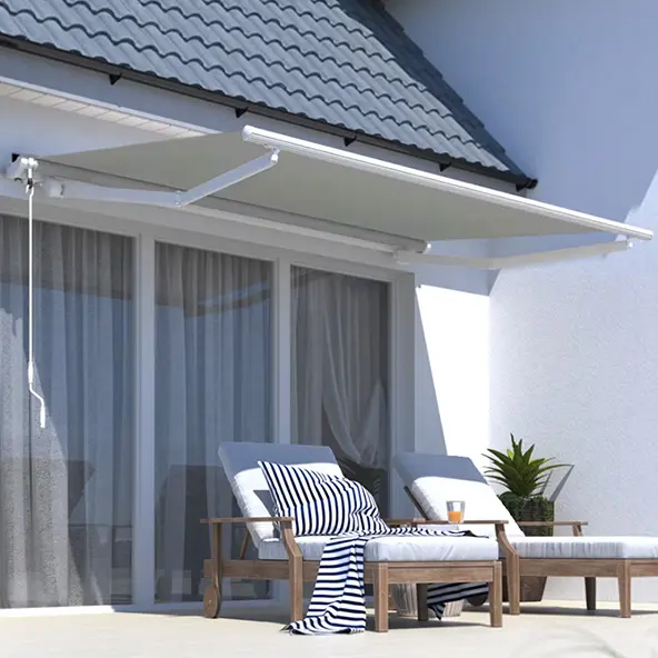 Terrasse mit Markise und zwei Liegestühlen vor einem Haus