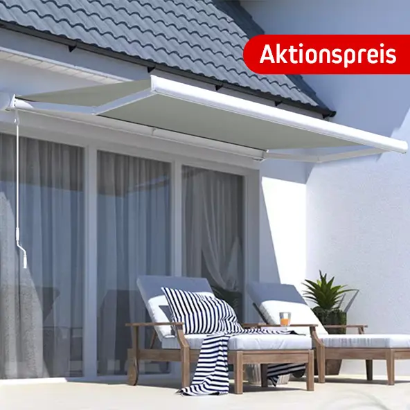 Markise über Terrasse mit Möbeln, Aktionspreis-Hinweis in der Ecke