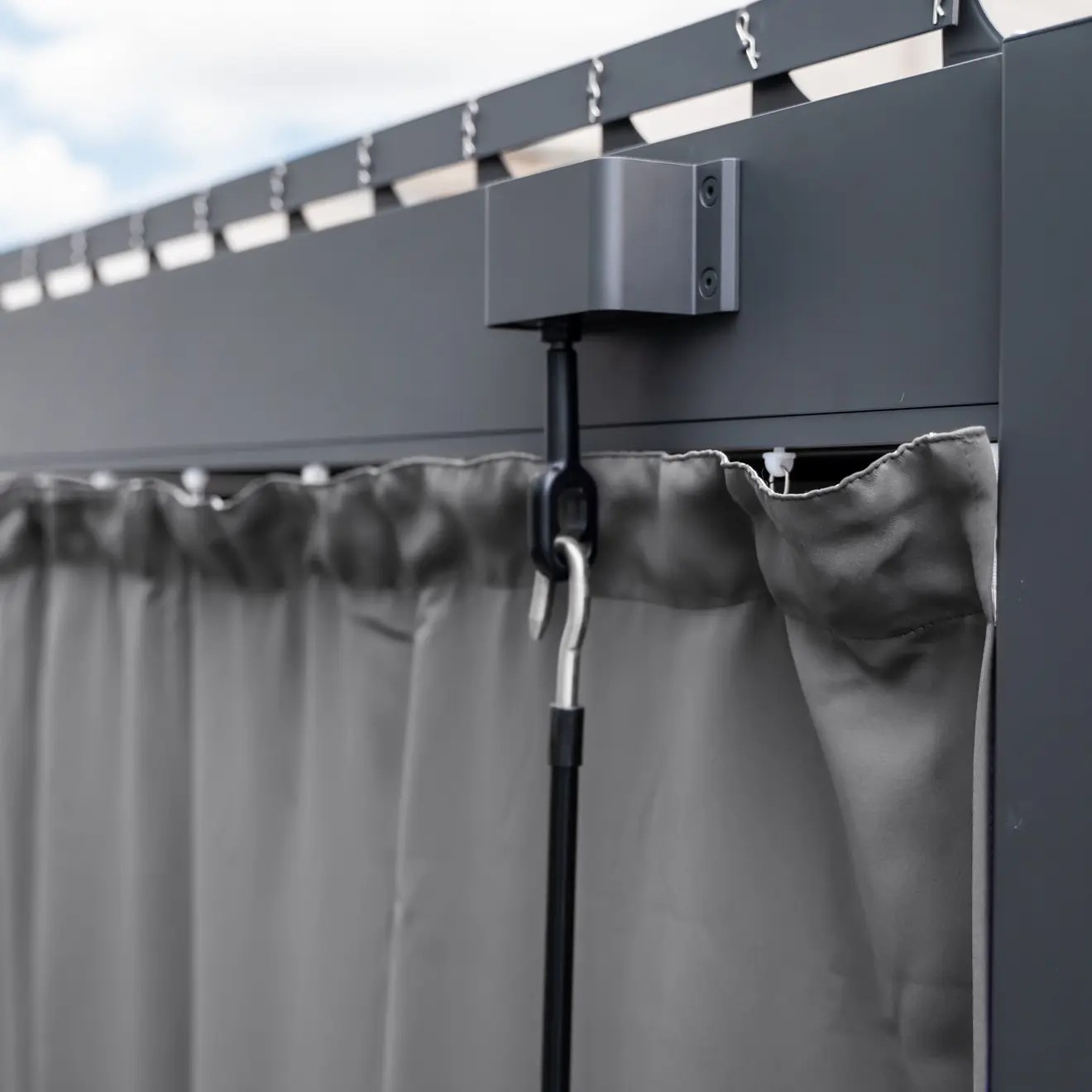 Vorhang mit Kräuselband an Pergola befestigt, Detailansicht der Aufhängung und Struktur