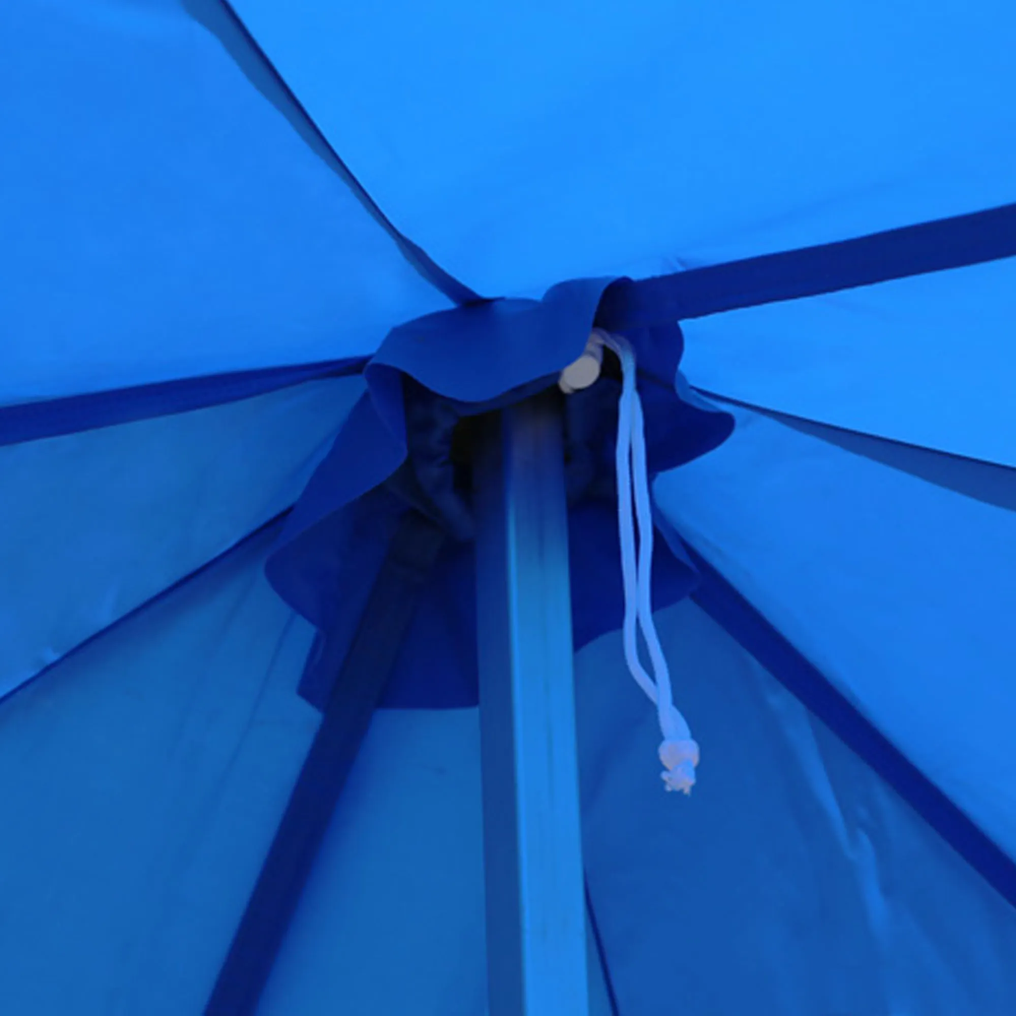 Interno di un tetto di gazebo pieghevole con palo centrale e elementi di fissaggio