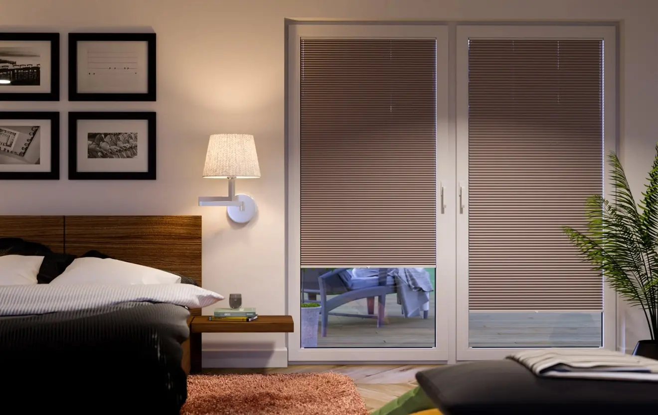 Rechteckiges EasyFix Plissee an einer Tür, funktional und einfach zu montieren