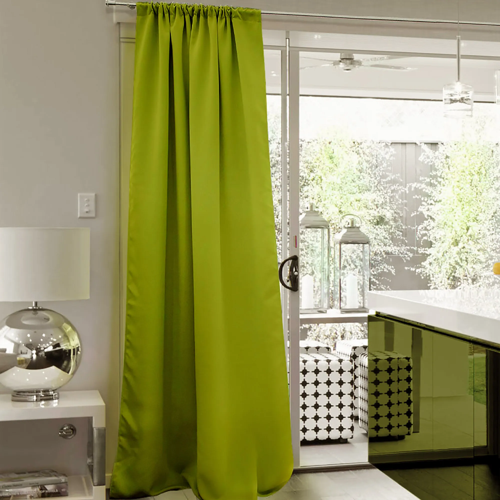 Tenda con arricciatura alla porta del terrazzo in una cucina moderna