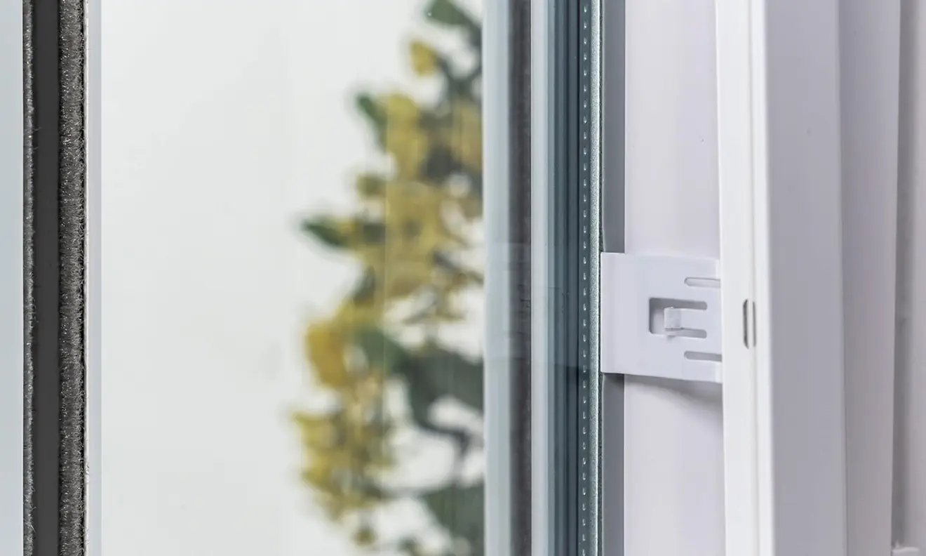 Klemmhalter an Fensterrahmen montiert, zur Befestigung von Perfect Fit Rahmen