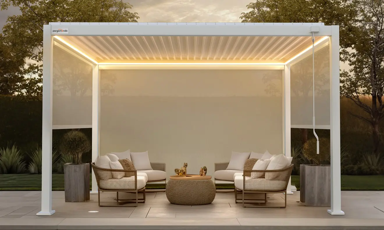 Screen-Rollo für Pergola mit Lamellendach, umgeben von Sitzmöbeln und Pflanzen
