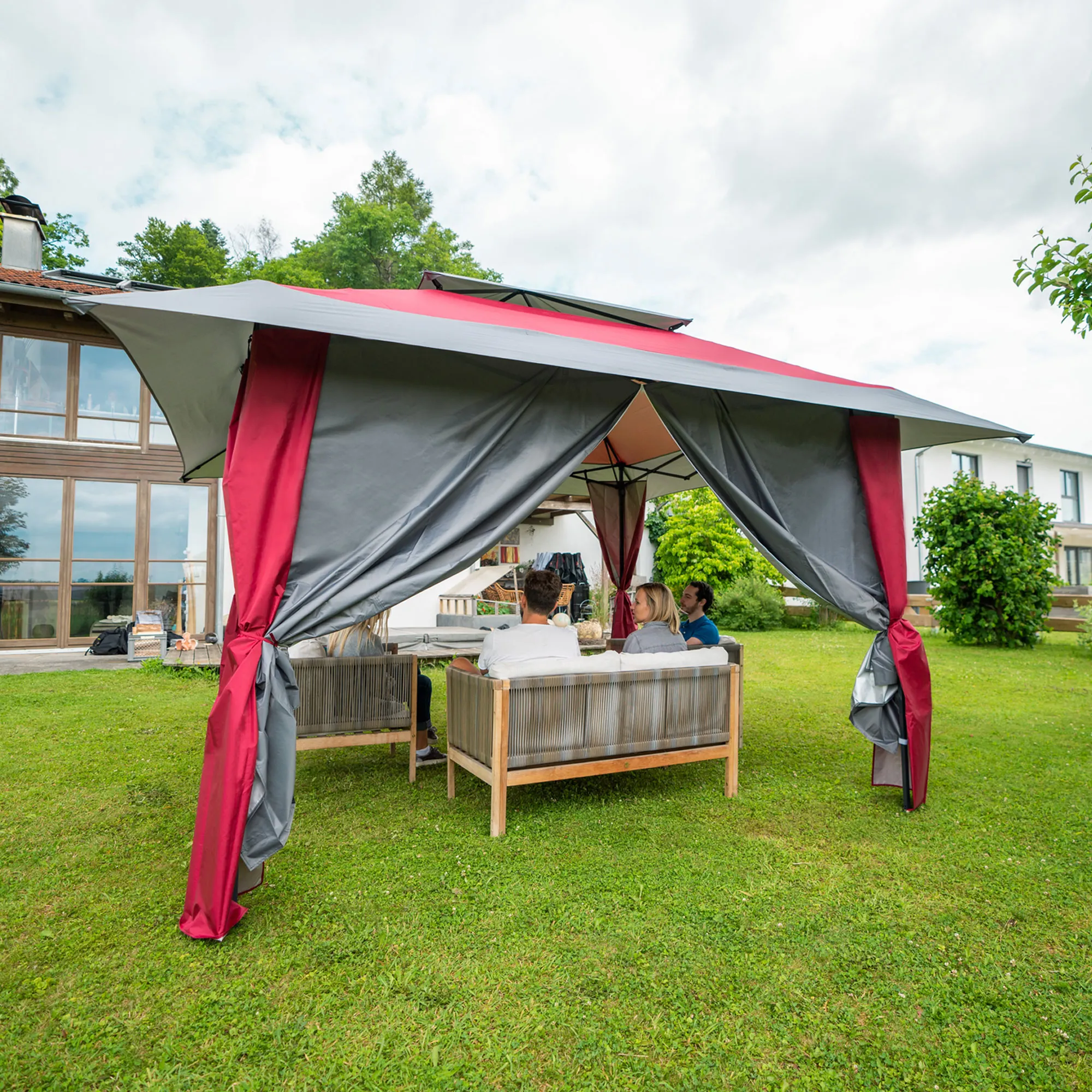 Struttura per gazebo pieghevole Weekend in giardino con persone sotto