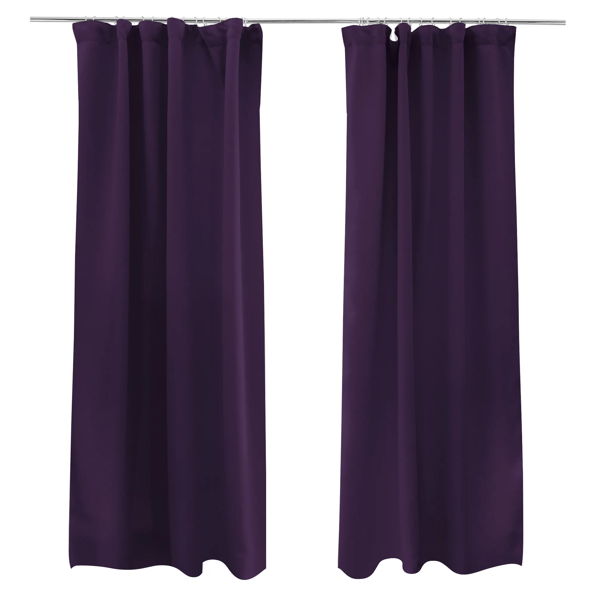 Due tende con nastro arricciato appese a un bastone