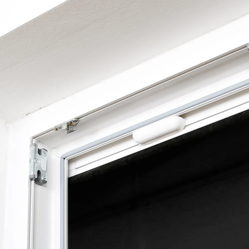 Rete per insetti montata su un telaio di porta, mostra guide e maniglia per un facile utilizzo