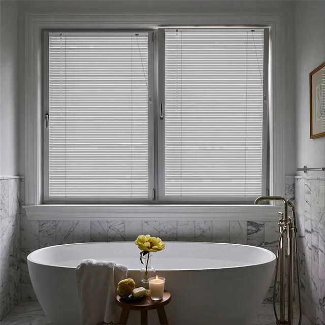 Badezimmer mit Lightless Prime Alu-Jalousie
