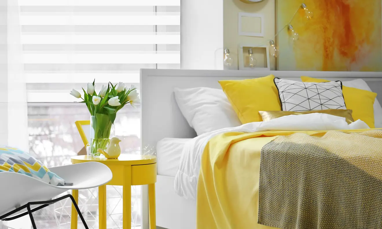 Klemmfix Doppelrollo an Fenster in modernem Schlafzimmer, Bett mit Kissen und Decke, Tisch mit Blumen