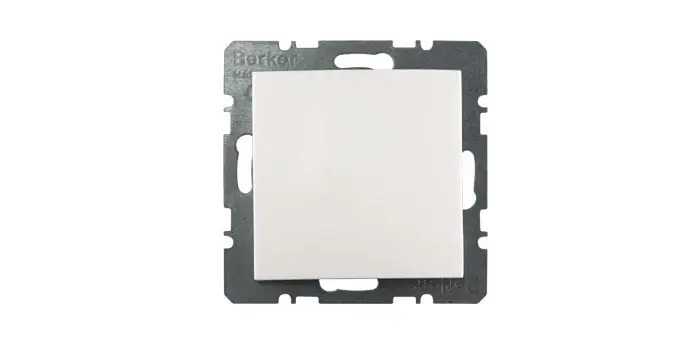 Quadratischer Lichtschalter mit Metallrahmen, zentral platziert