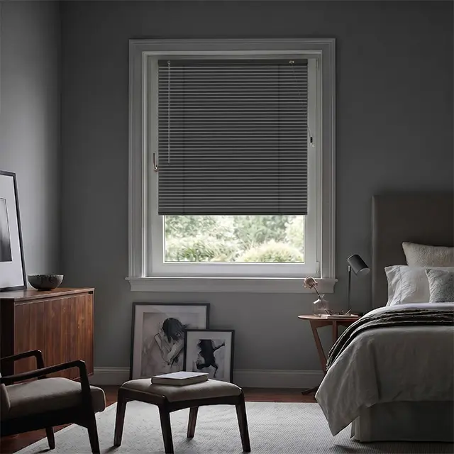Verdunkeltes Schlafzimmer mit Lightless Prime Alu-Jalousie