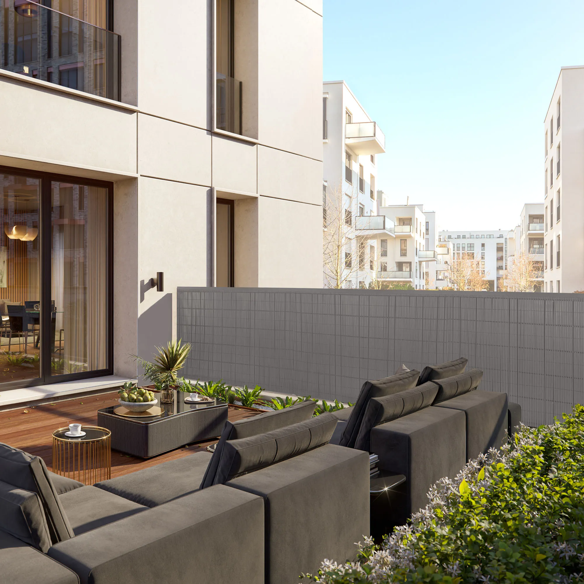 Tappeto per la privacy sul balcone tra edifici residenziali per privacy e delimitazione