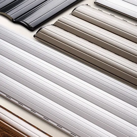 Verschiedene Aluminiumlamellen für Jalousien oder Rollläden in unterschiedlichen Ausführungen