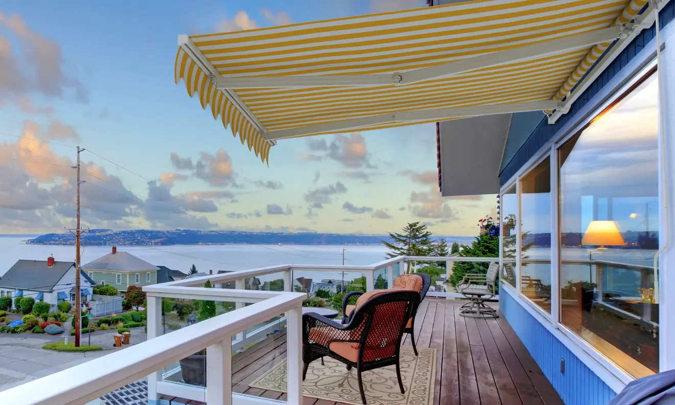 Gelenkarmmarkise auf Terrasse, bietet Sonnenschutz und ist ausfahrbar