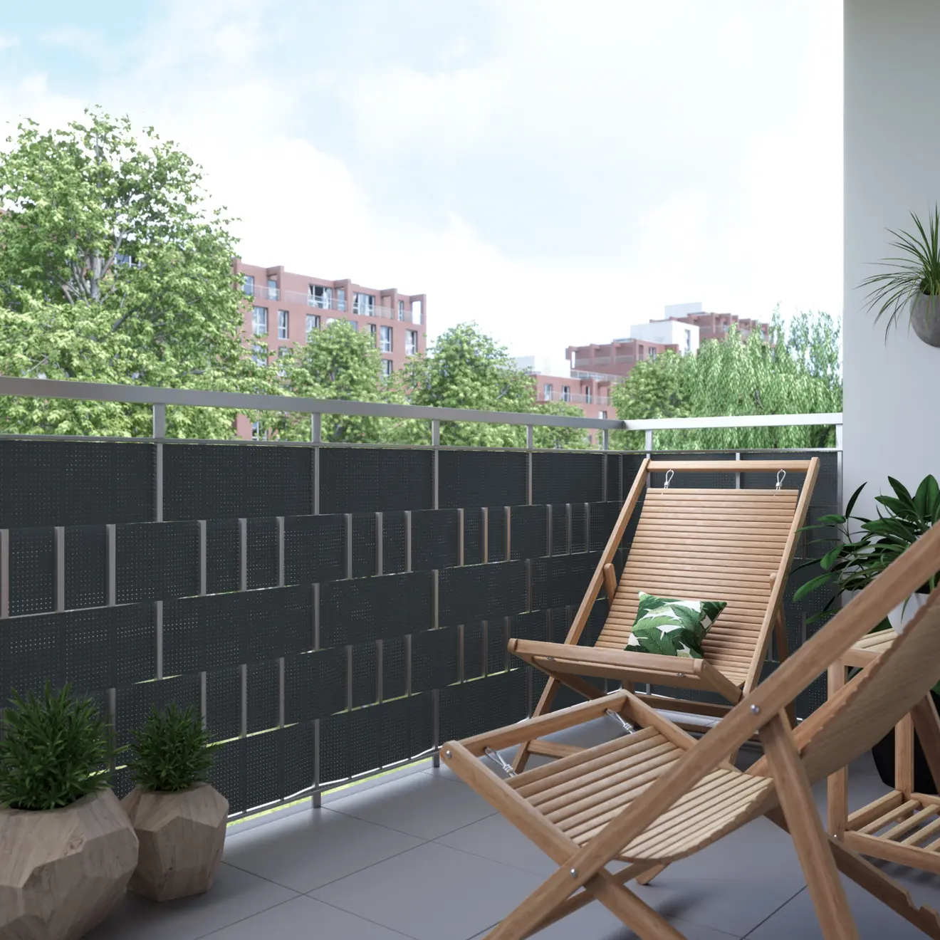 Balkon mit Stühlen und graue Sichtschutzstreifen an dem Geländer