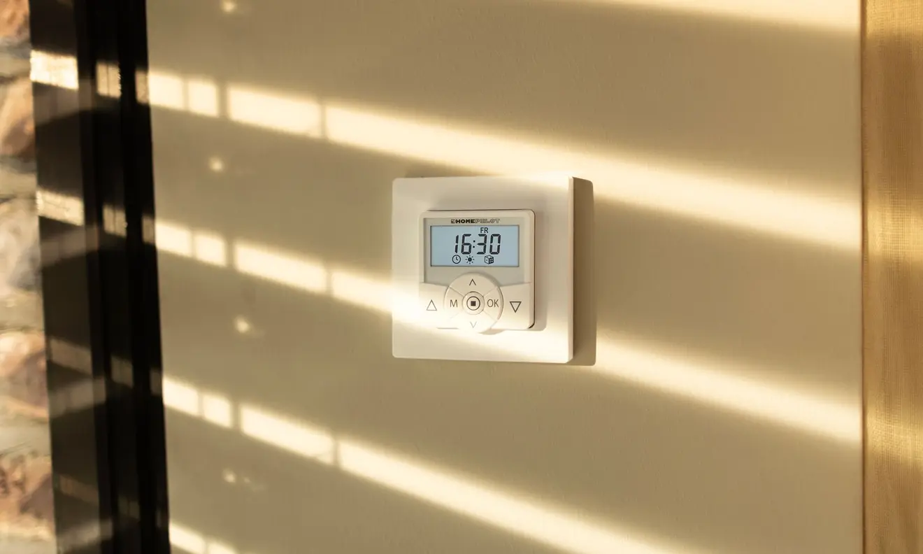 Digitale Zeitschaltuhr an der Wand mit Display und Bedientasten