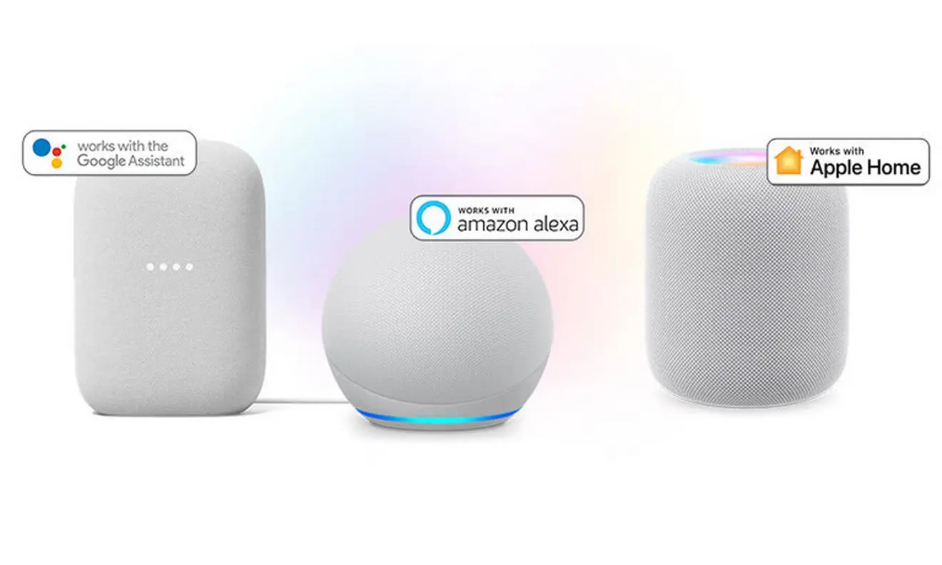 Drei Smart-Home-Geräte mit Kompatibilitätslogos für Google Assistant, Amazon Alexa und Apple Home