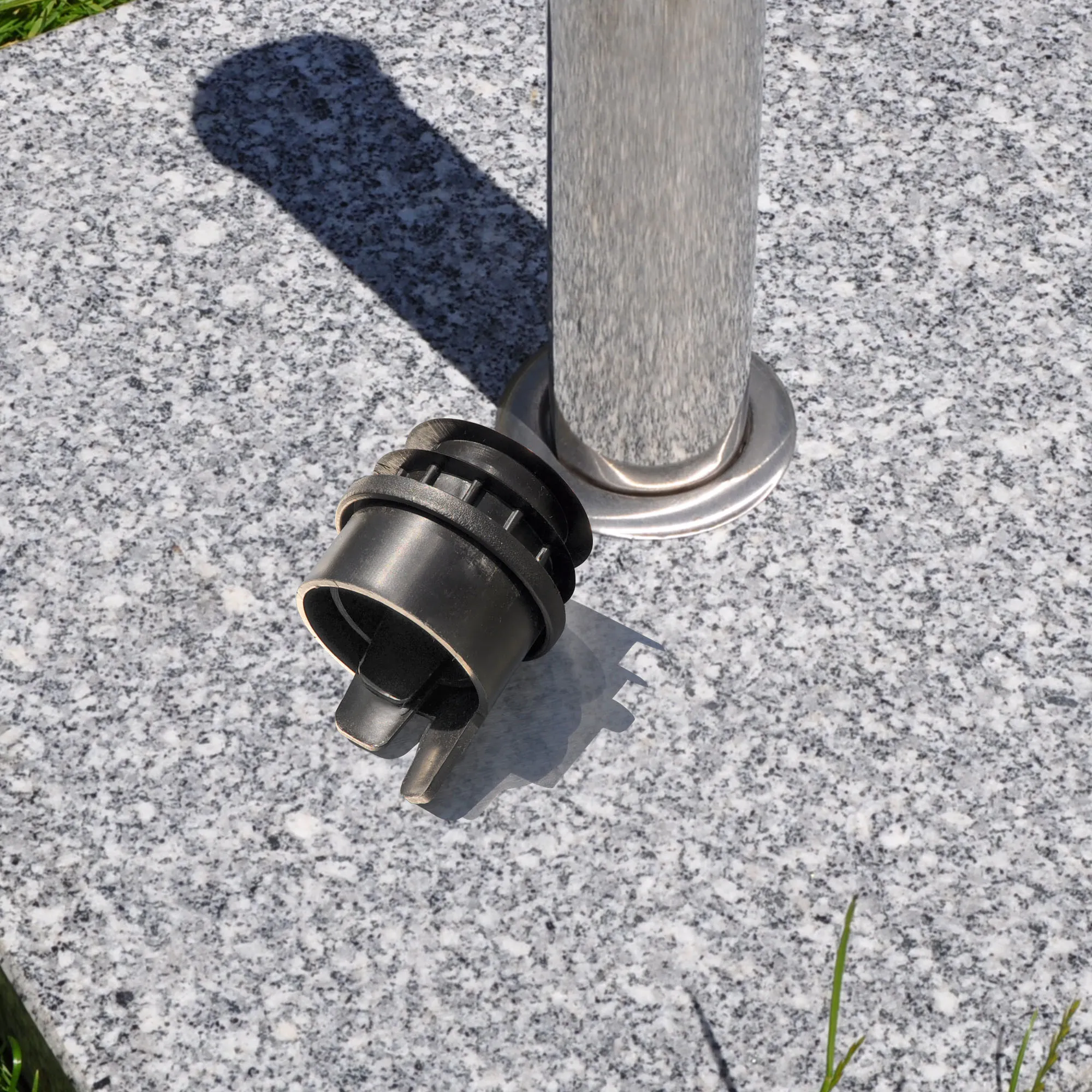 Base per ombrellone quadrata in granito con tubo metallico per fissaggio dell'ombrello