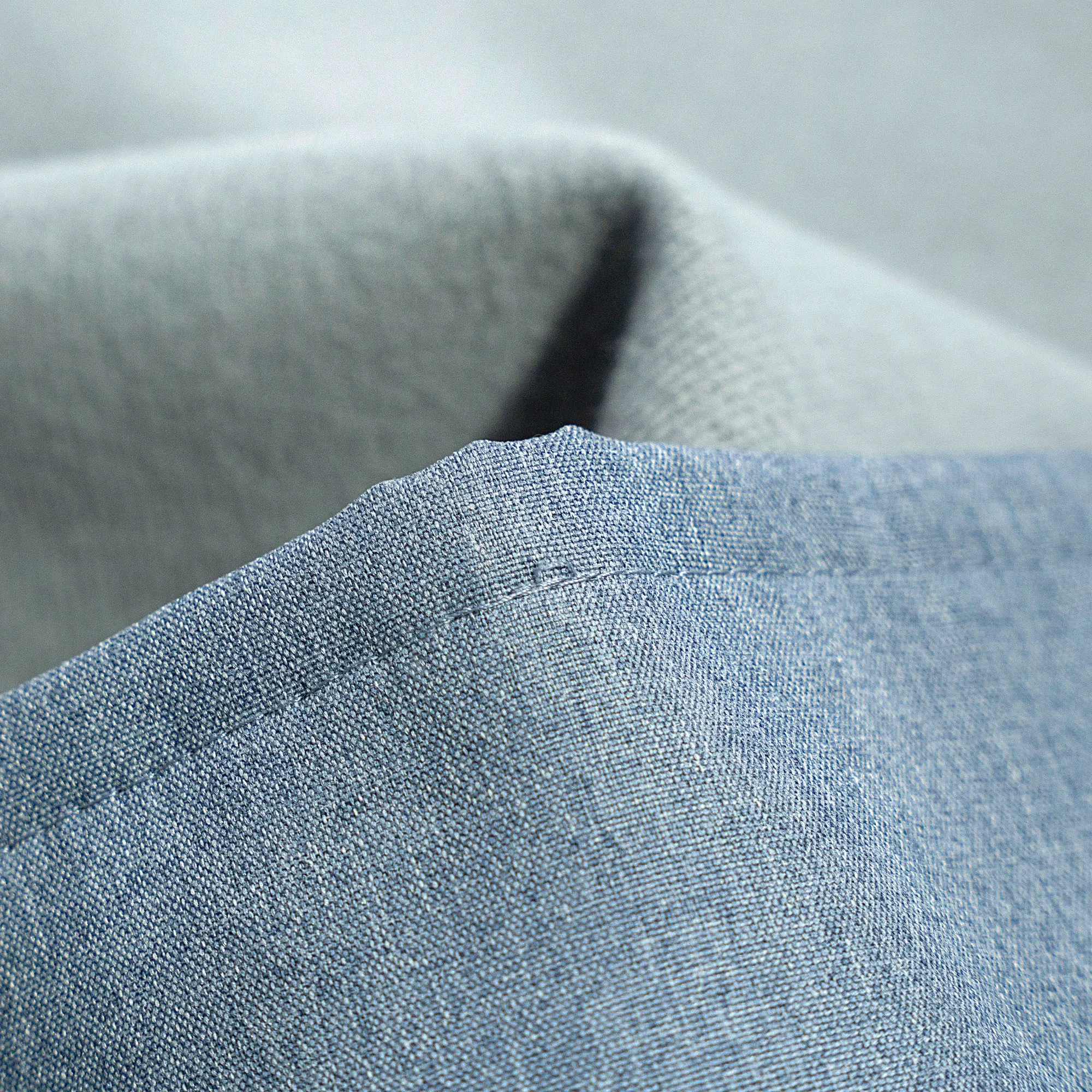 Primo piano di un tessuto piegato con struttura di tessitura visibile