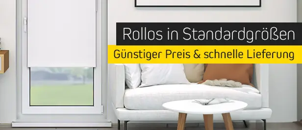 Fenster mit heruntergelassenem Rollo neben einem Sofa und Tisch in einem Wohnraum