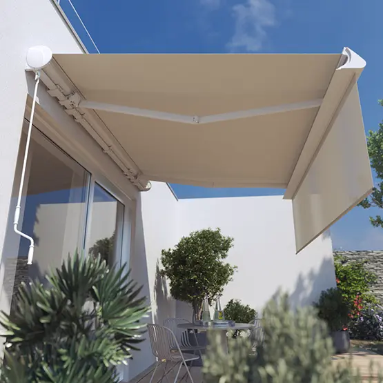 Terrassenmarkise an einem Gebäude, spendet Schatten über einem Sitzbereich im Freien